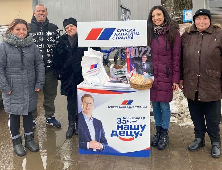 Aktivisti Mesnog odbora SNS Vojlovica simbolično delili građanima perece povodom praznika Svetog Save